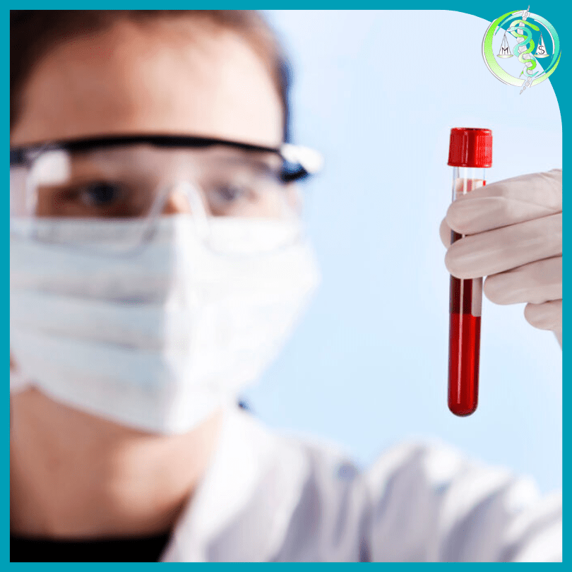 Frau im Labor überprüft Blutprobe